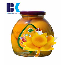 Стеклянные бутылки, консервированный желтый персик в сиропе